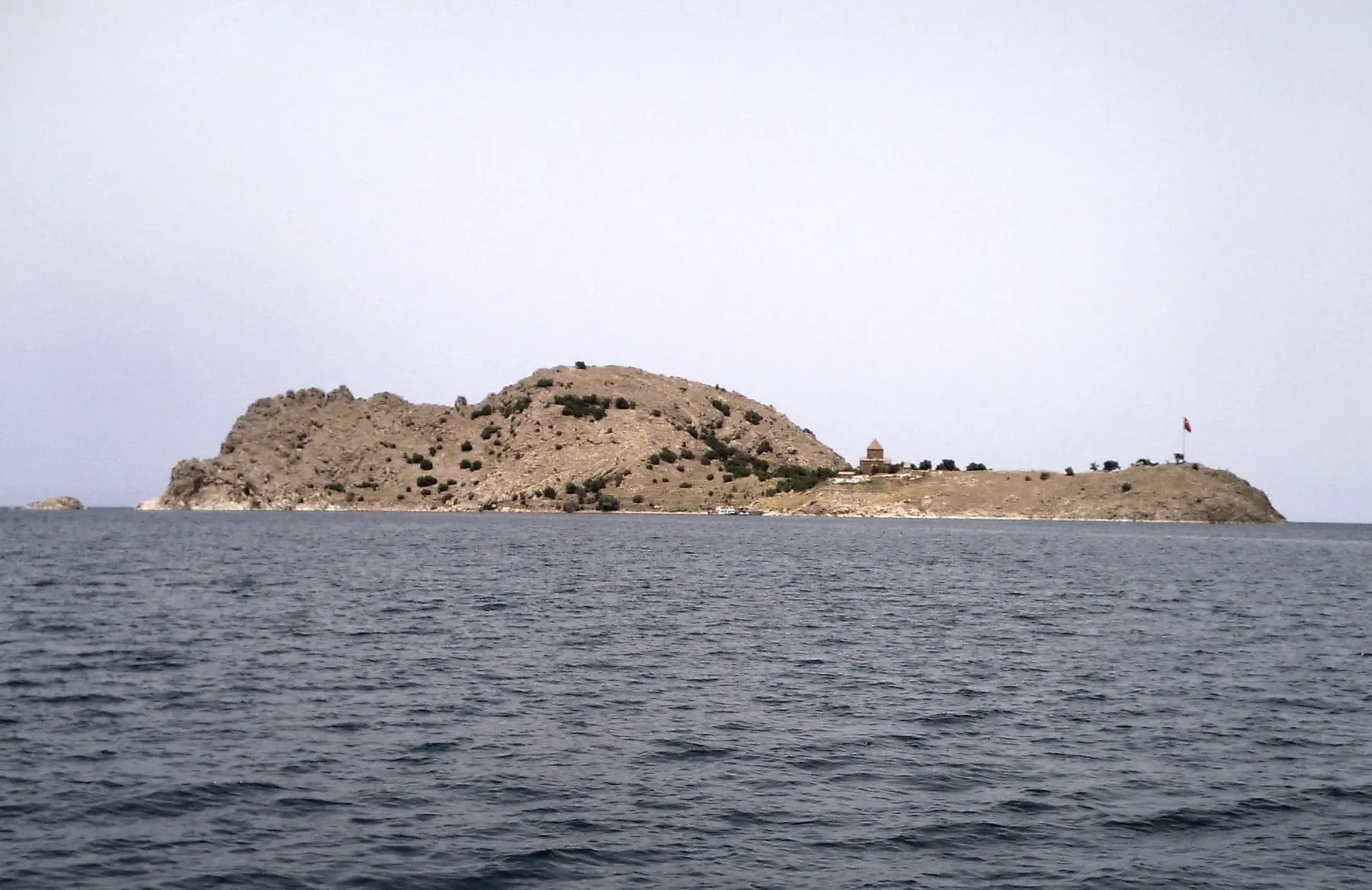 Van Gölü üzerinde kayalık tepesi ve kıyıdaki kilisesiyle Akdamar Adası