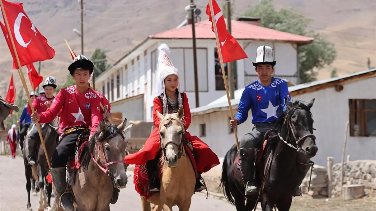Ulupamir’de geleneksel başlık ve kıyafetleriyle at üzerinde ilerleyen şenlik katılımcıları.