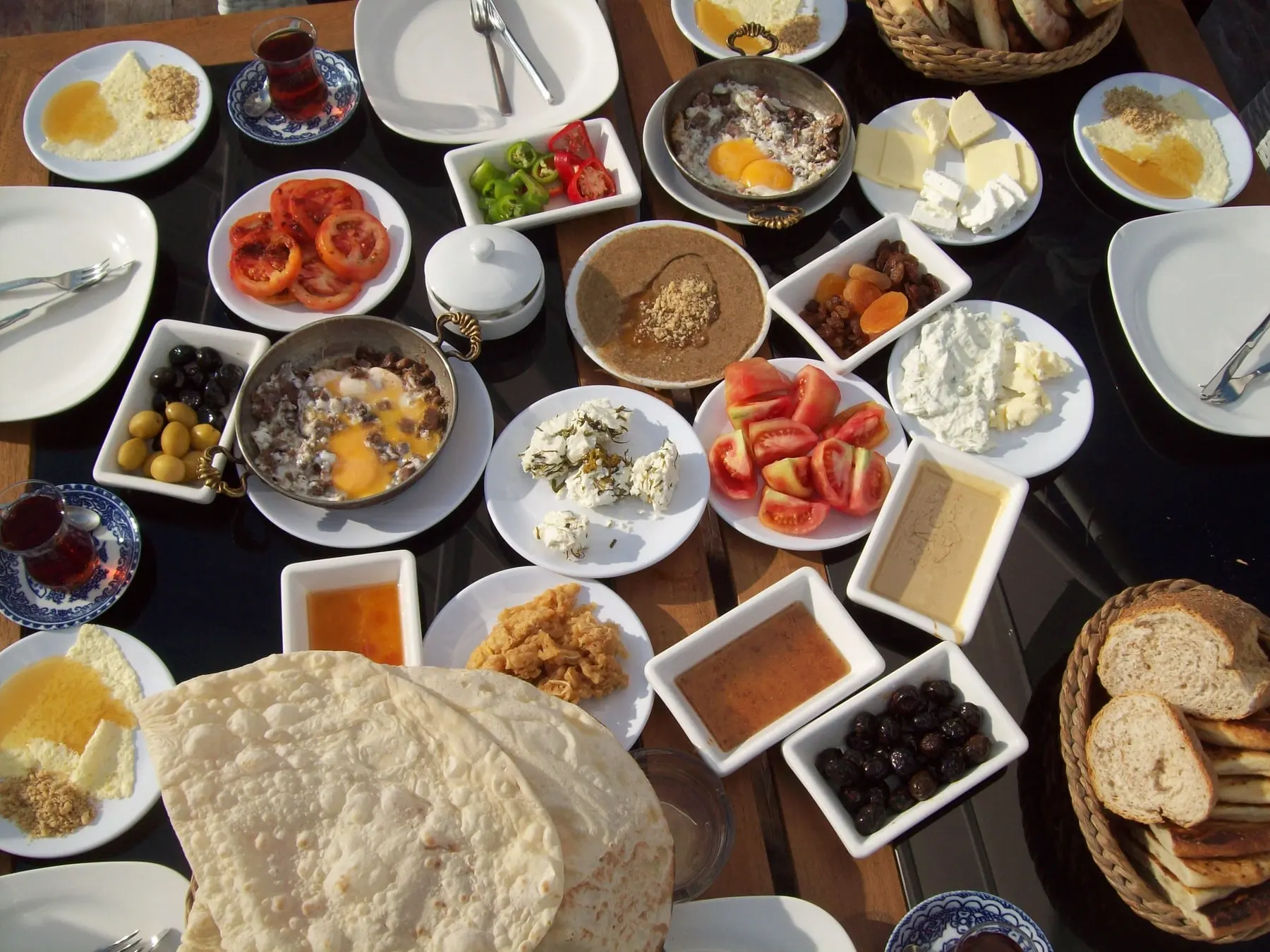 Çay, ekmek, peynir, yumurta ve küçük tabaklarla kurulmuş Van kahvaltısı