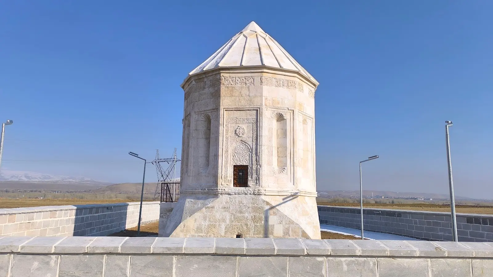 Açık renkli çatısı, taş bezemeli gövdesi ve düzenlenmiş avlusuyla Zortul Kümbeti.